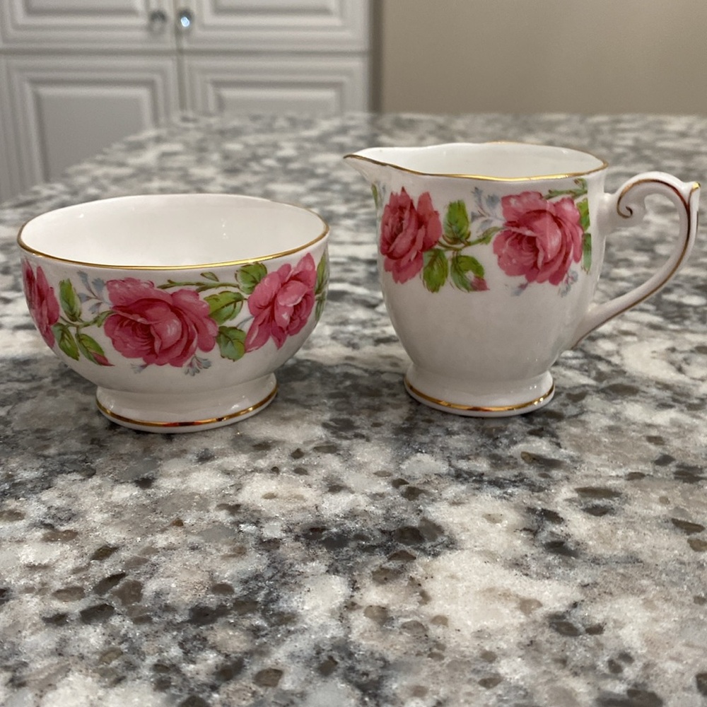 EUC VTG LADY ALEXANDER ROSE BELL FINE BONE CHINA CREAM AND SUGAR SET